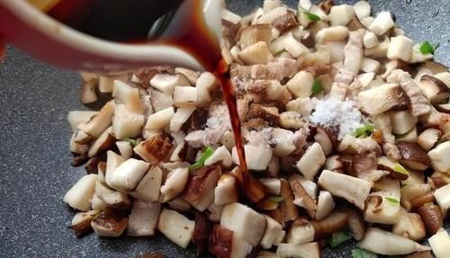 冬天,多给老人孩子吃这菜,价格是贵了些,但营养极高,对骨骼好