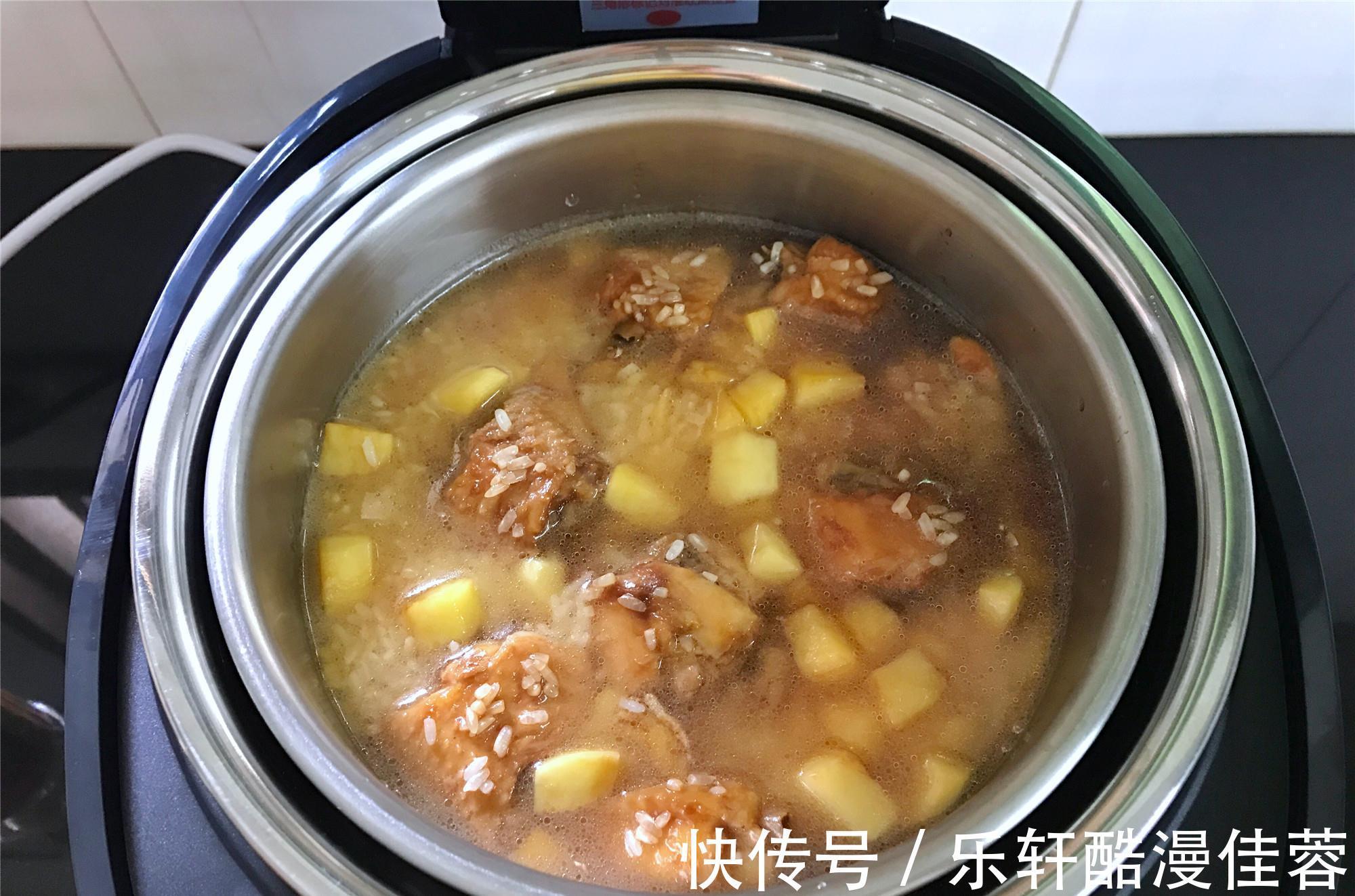 懒人的福音，饭菜一锅出的鸡翅土豆焖饭，孩子喜欢吃的不得了