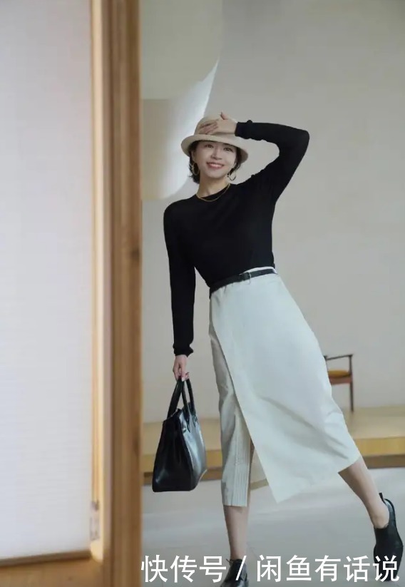 气质|刘浩存气质挺高级,一身黑白配简约不简单,一万六的腰带增色不少