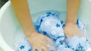 床单发黄还臭?偷学我家保姆1招!洗衣机中加“它”,干净除螨虫