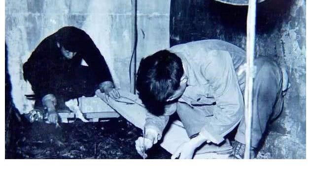 皇后$1980年考古队挖开光绪墓,一名医生爬进皇后棺材,爬出后呕吐不止