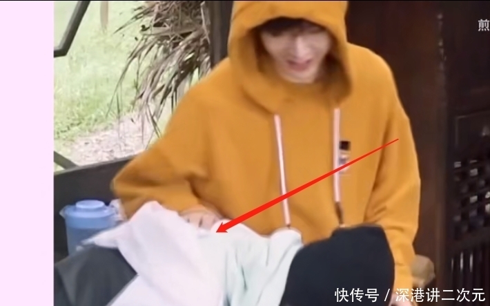 雨衣 《向往的生活》杨紫坐张艺兴拖拉机“副驾”,两人小动作不断超甜