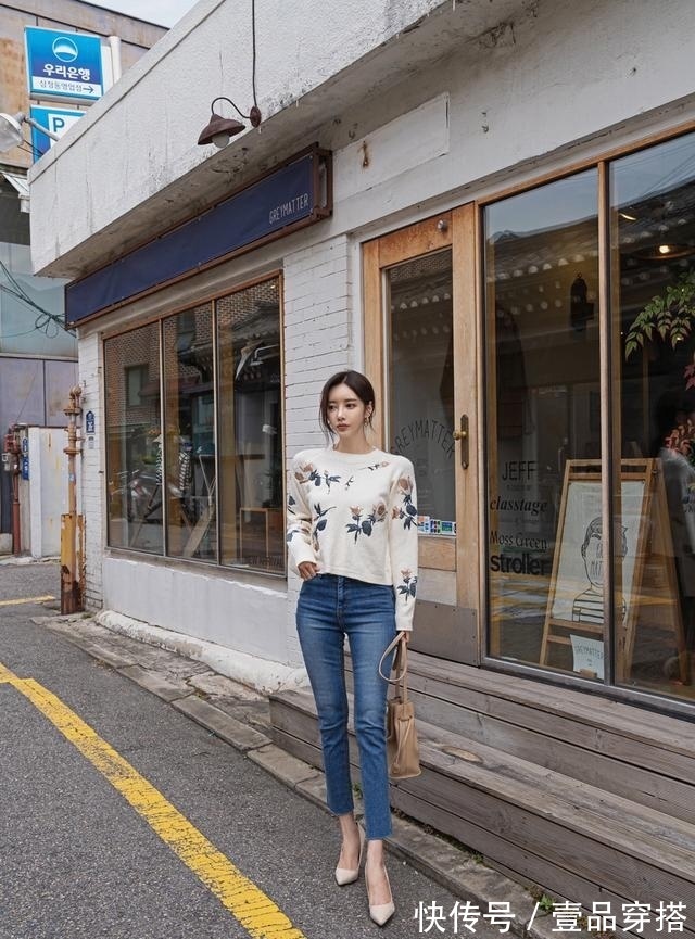 秋叶|女神孙允珠高清时尚搭配：秋冬针织秋叶图案修身白色圆领毛衣