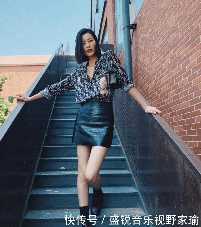 刘雯真敢穿!裙子里穿裤子竟然不丑,解锁了新的潮流穿搭