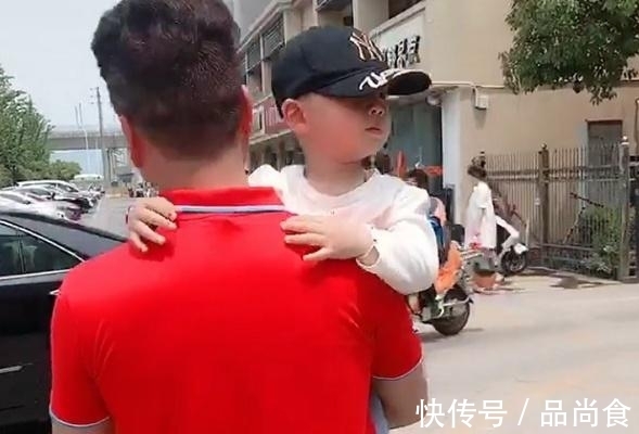 孙子|超时髦姥爷带孙子遛弯火了,网友:不让姥姥省心的姥爷