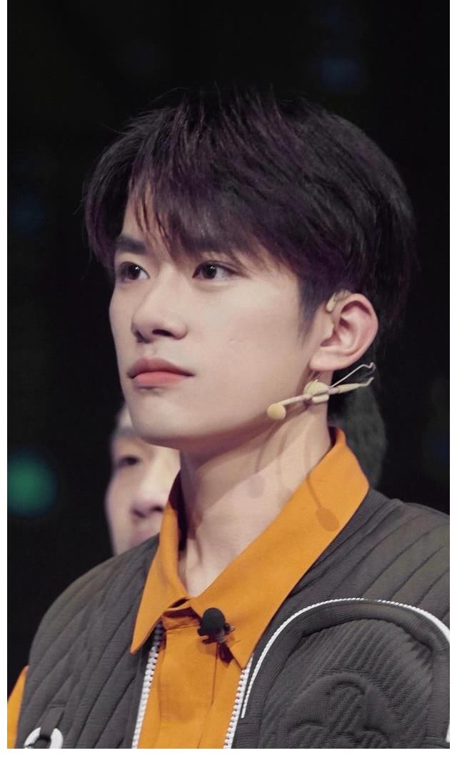 四个字|易烊千玺现身综艺荧屏，再现“四字”梗，但没想到是以这样的方式