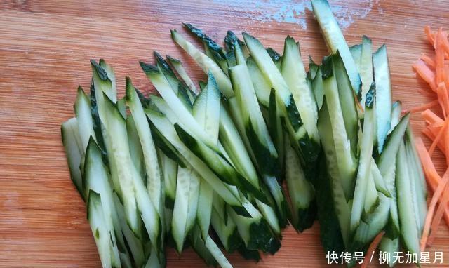 生津|冷蒜香三色绿豆芽使味道酸凉,酥脆生津