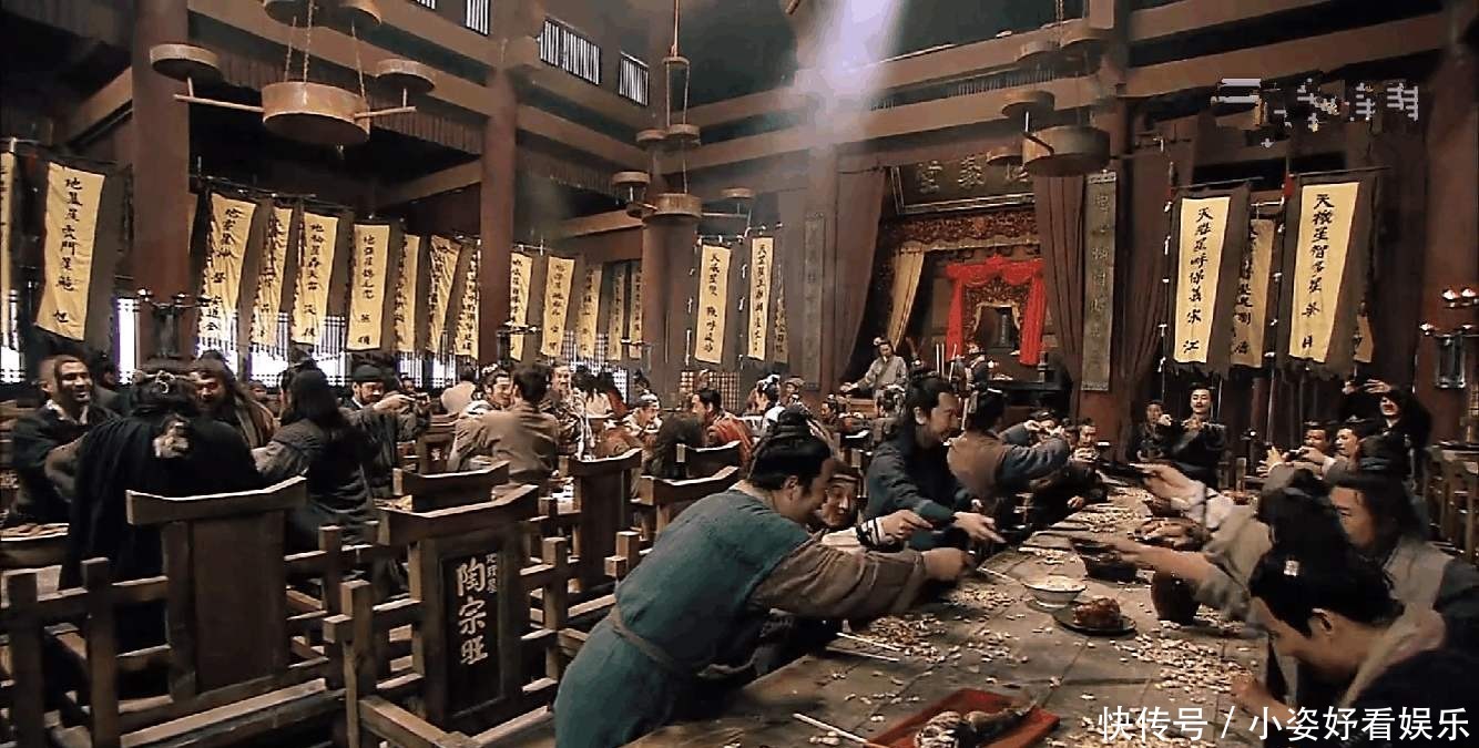 武松李逵都反对招安,为啥宋江要砍李逵的头,却不敢动武松?