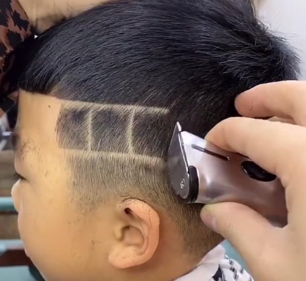 发型|小男孩新年剃了款个性雕发,居然让人看出艺术感,女生:这才是小鲜肉