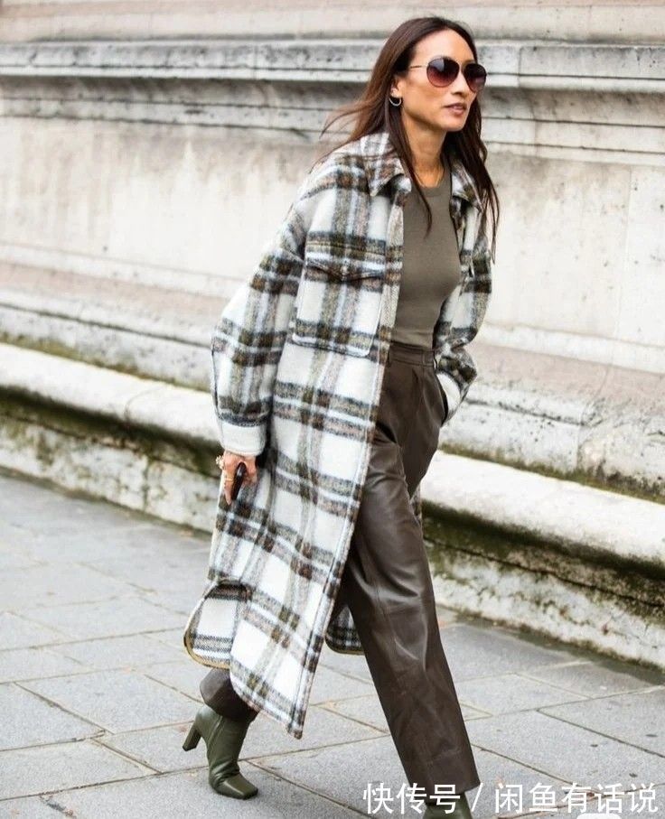 王后 西班牙王后头发白了不少,穿格纹大衣气质依旧高级,从容老去真美