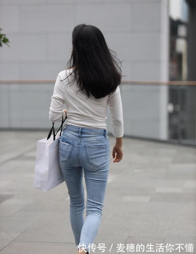 女神 背影女神其实很简单,收腰牛仔裤搭配修身白色T恤就很好看!