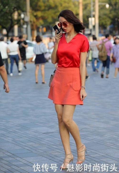 白领丽人,搭配红色短裙热情似火,展示优雅动人好身姿