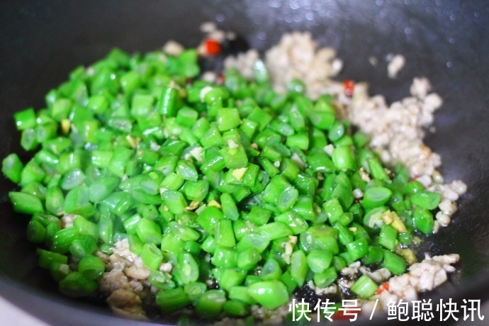 肉末橄榄四季豆,孩子去外面吃饭,每次必点的一道下饭菜
