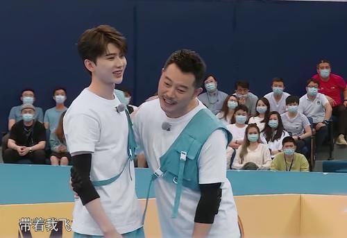 观众|蔡徐坤带球跑被邓紫棋撕名牌,baby极力帮忙,动作却令观众无法接受
