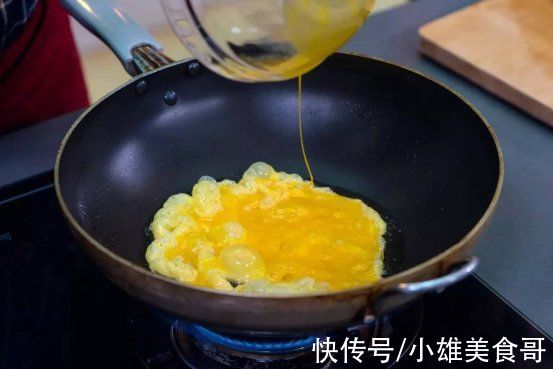 西红柿炒鸡蛋，很多人做错！五星酒店大厨：关键5步，蛋嫩、汁多
