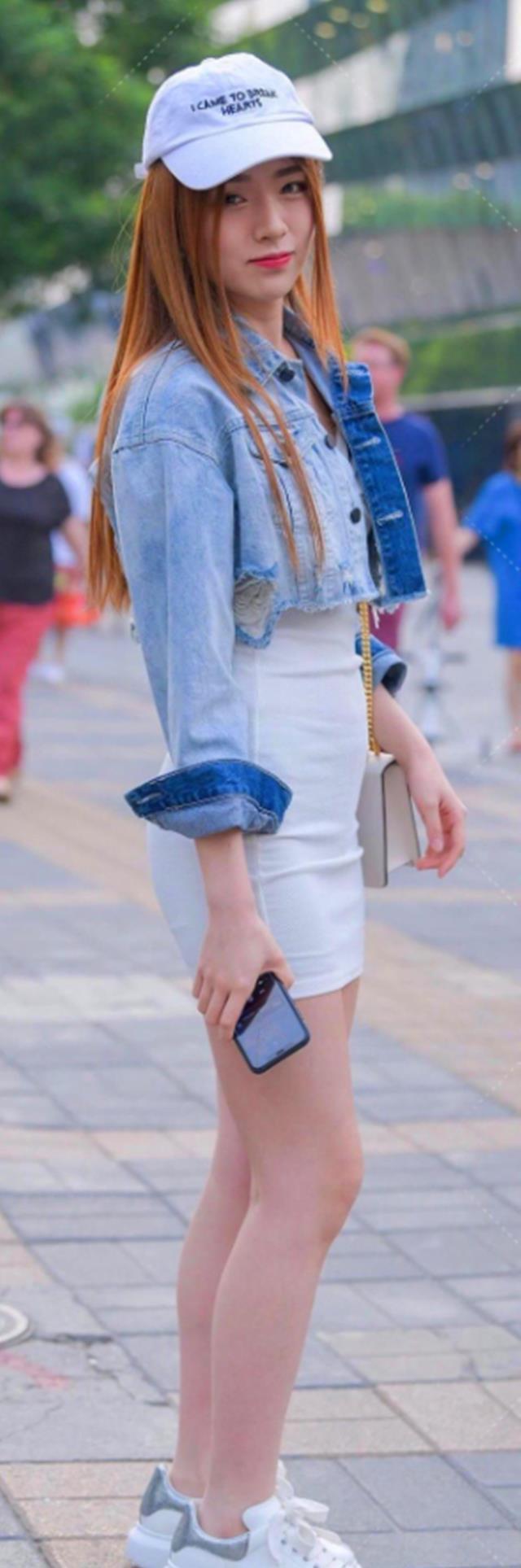 牛仔外套|白色包臀裙配休闲牛仔外套,展露时髦姿态,混搭风格更显时尚魅力