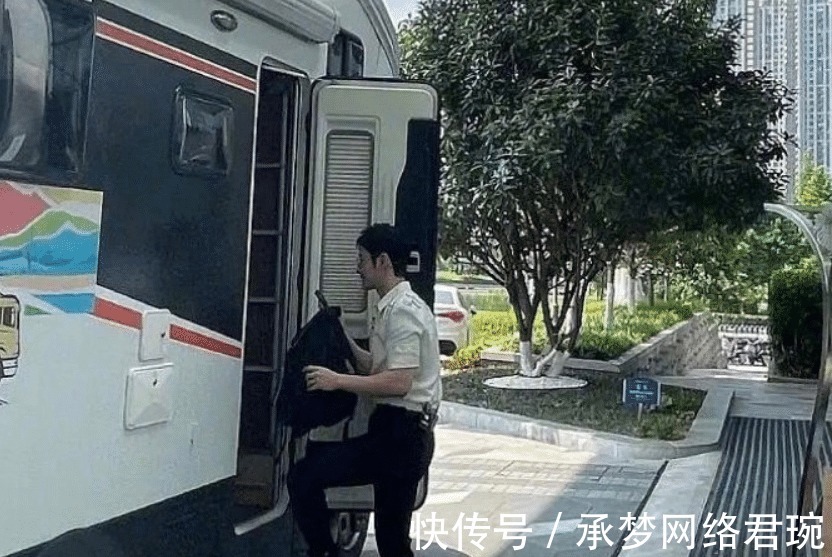 丁真|《中餐厅5》路透生图,黄晓明身材比例很抢镜,真实身高一目了然