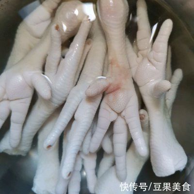 鲜美|#不容错过的鲜美滋味#红烧鸡爪加干豆腐结