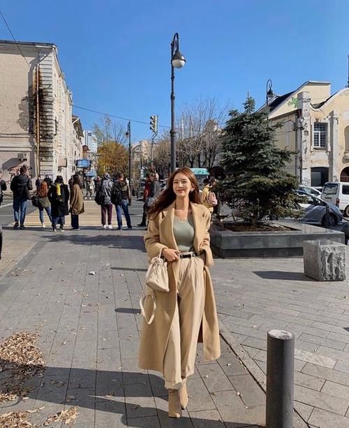 款式的靴|秋冬买靴子，尽量少买黑色，这3种“颜色”时髦百搭，显腿长