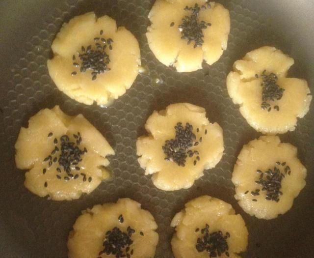 核桃仁|家庭版桃酥做法，不用烤箱就能做，咬上一口酥到掉渣，太好吃了