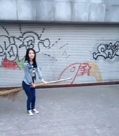 |搞笑动图:妹子:可以的话让我来替换猫咪吧!