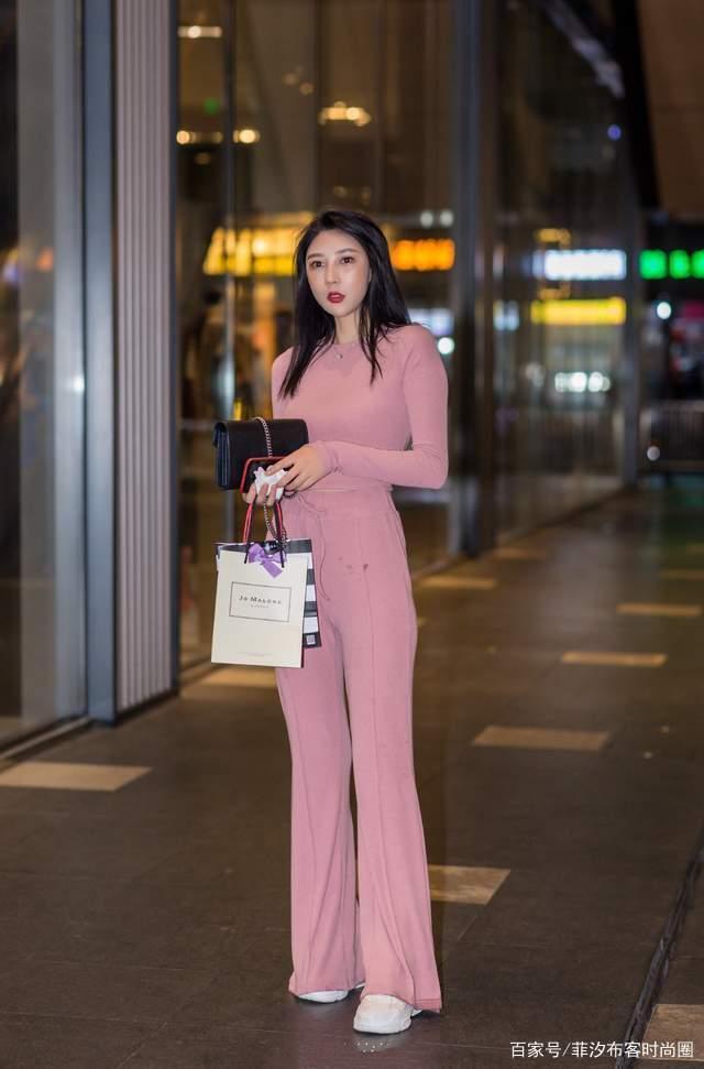 秋冬街头的时尚搭配,就是一条好看又保暖的长裤,美美出街少不了