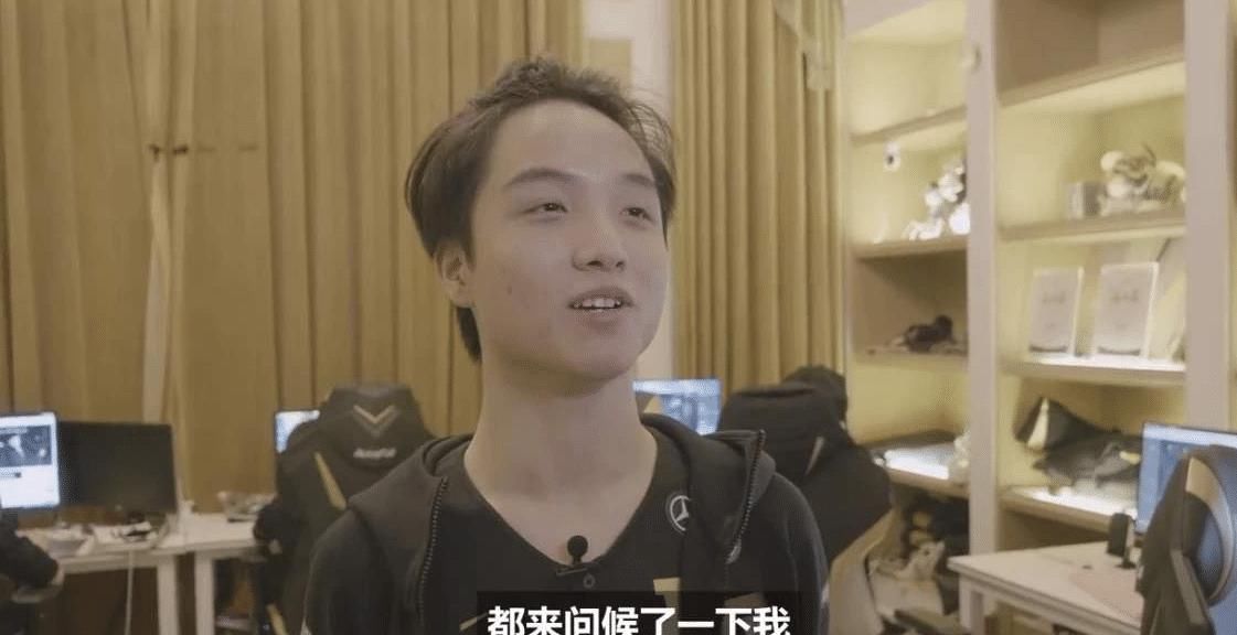 惊呆|LPL转会期来袭，3000万打野XLB转会？Uzi这一举动惊呆粉丝！