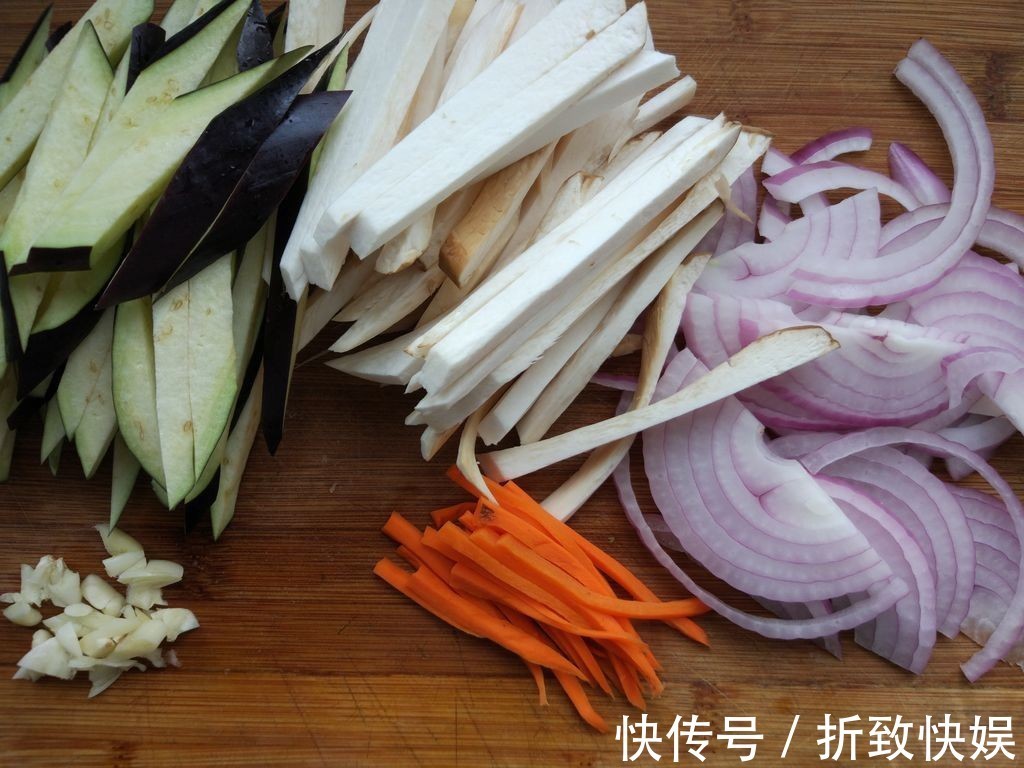 炒制|杏鲍菇和茄子的完美组合，简单炒一炒，鲜香入味又好吃