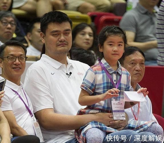 女儿|姚明女儿身高怡人,出落得婷婷玉立,大长腿吸睛
