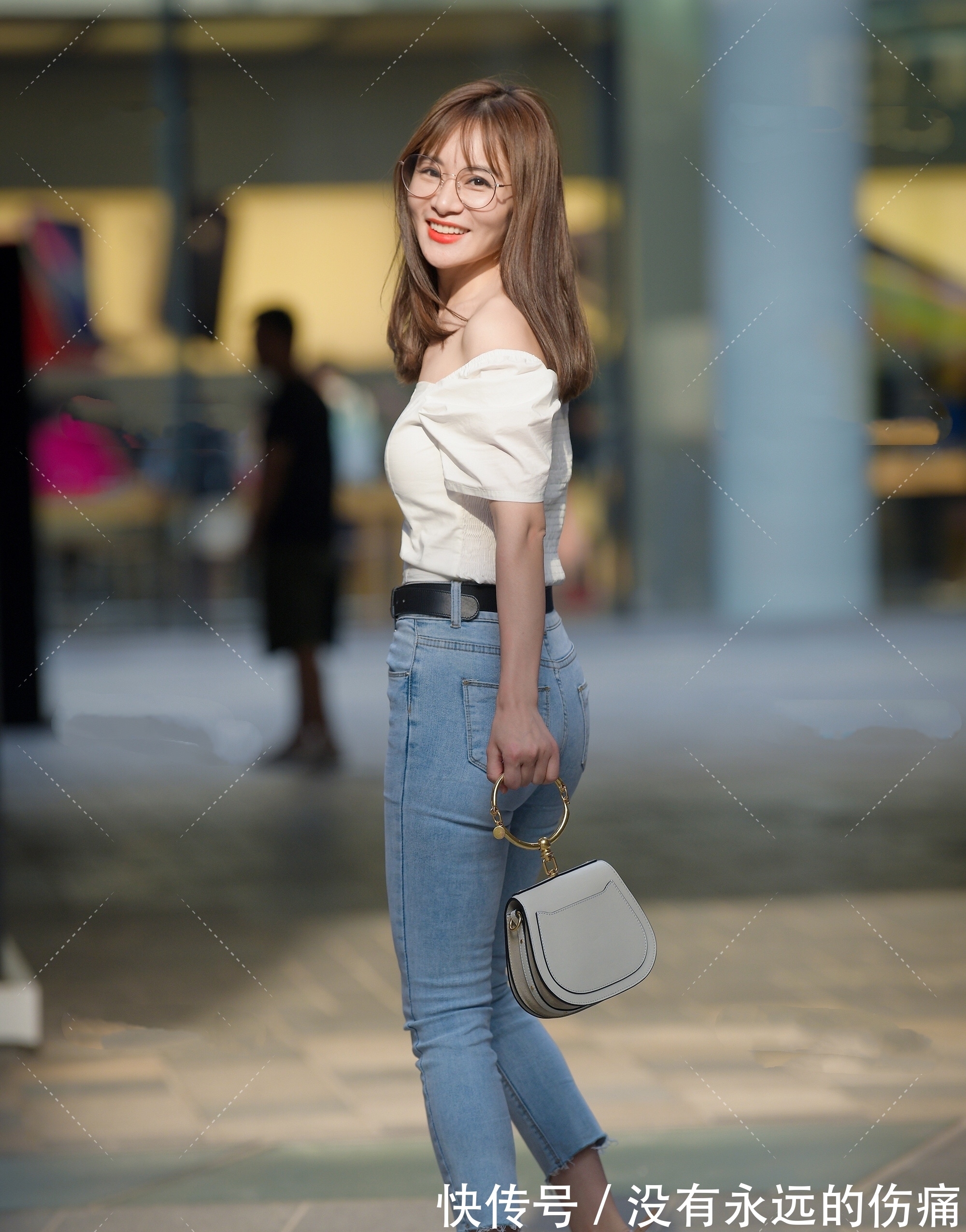 小仙女|一字肩上衣凸显气质,搭配牛仔裤,精致端庄还显瘦,秒变时髦精