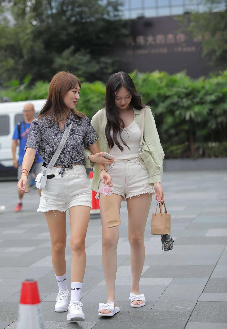 拖鞋|街拍美女:浅绿色外套治愈又可爱,穿出清新甜美风