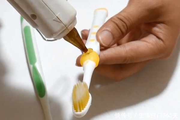 牙刷上粘一根吸管,解决了你出差旅行的一大烦恼!快告诉家里人!