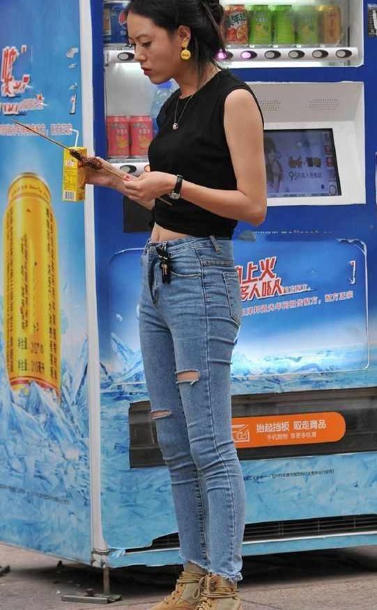 美女|街拍美女小姐姐颜值太高,抬头挺胸就是这么自信