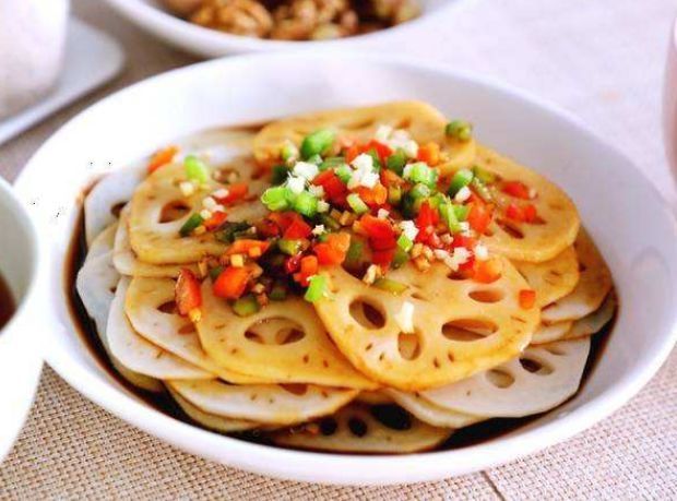 莲藕别再炖汤，这才是最好吃做法，又香又脆还入味，比吃肉还香！