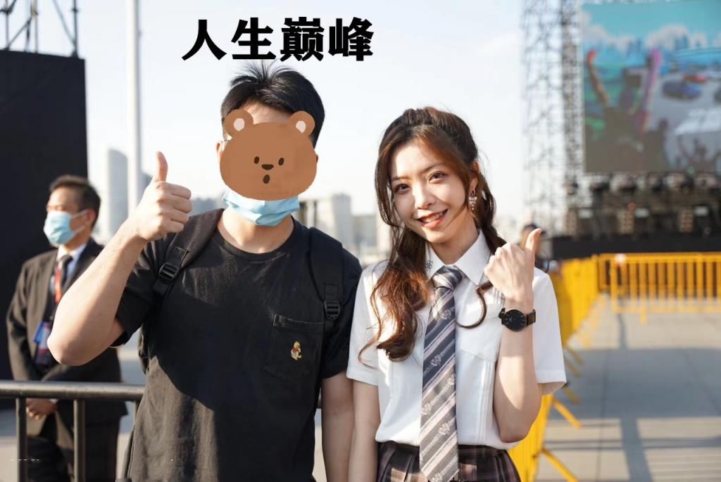 英雄联盟|LOL玩家在S10赛场外和希然合影，手的位置引发热议，人生巅峰！