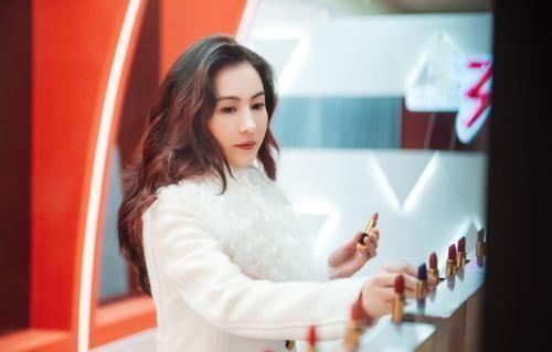 张柏芝|删减2个半小时的《浪姐2》收视破1，别人认真唱跳，那英负责搞笑