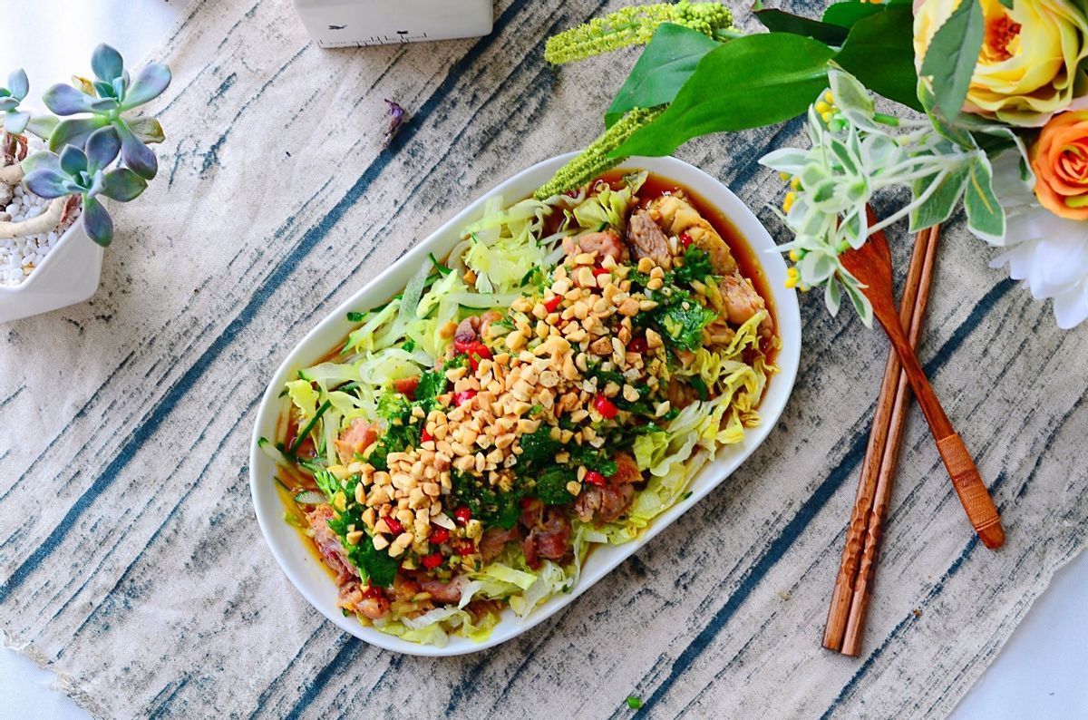 这是一道泰式菜，鸡肉搭配蔬菜，风味独特