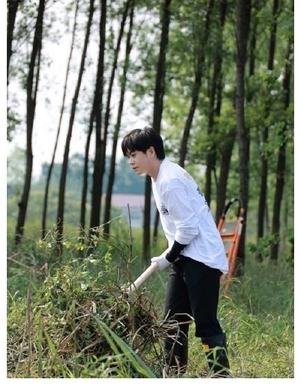 向往的生活|30岁武艺发福，拍视频刻意卖萌，粉丝吐槽：一把年纪不适合这风格