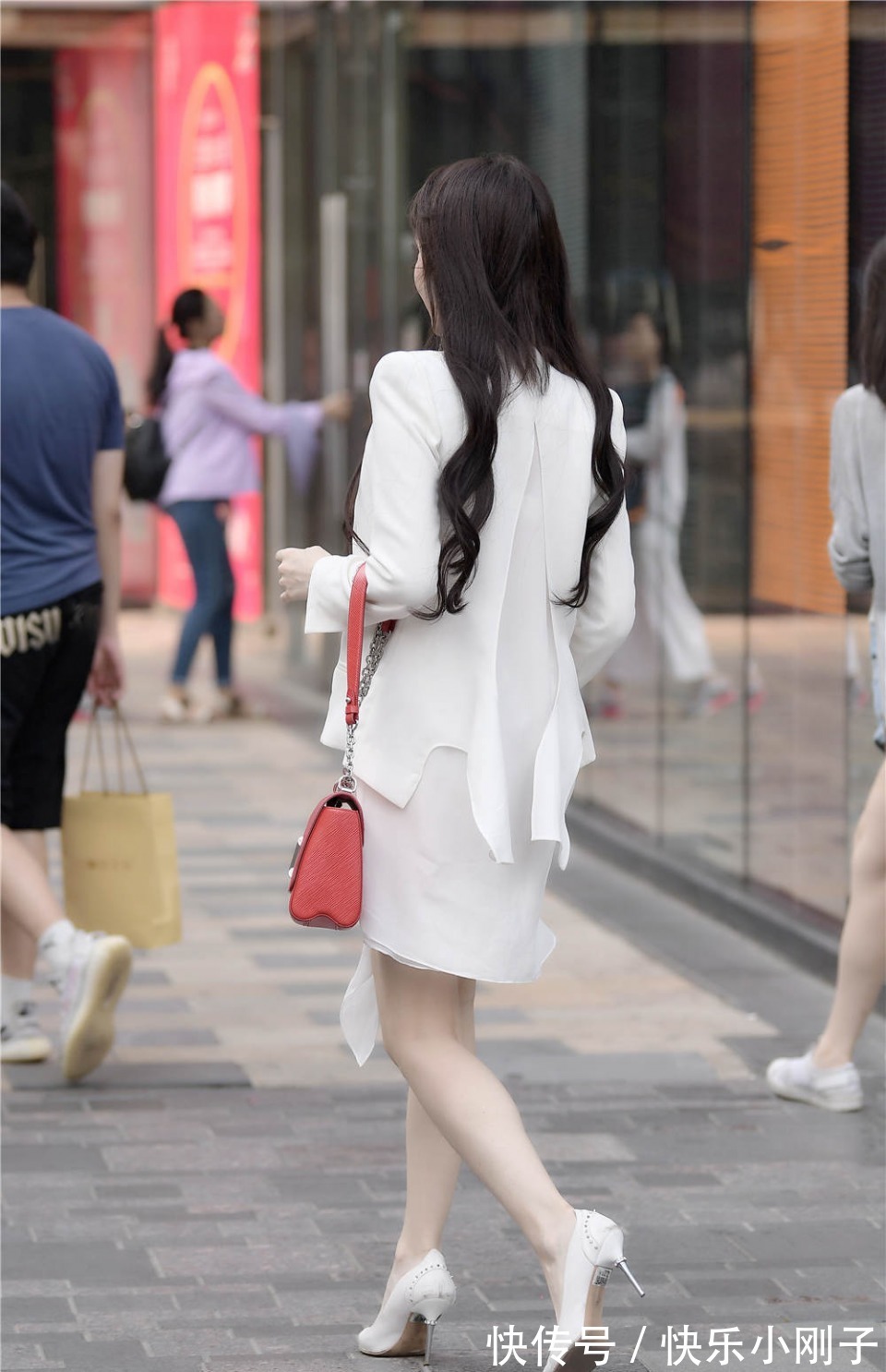 钨钢|小姐姐身穿白色尖头细跟鞋，钨钢鞋跟，搭配白色西服，看上去很时尚