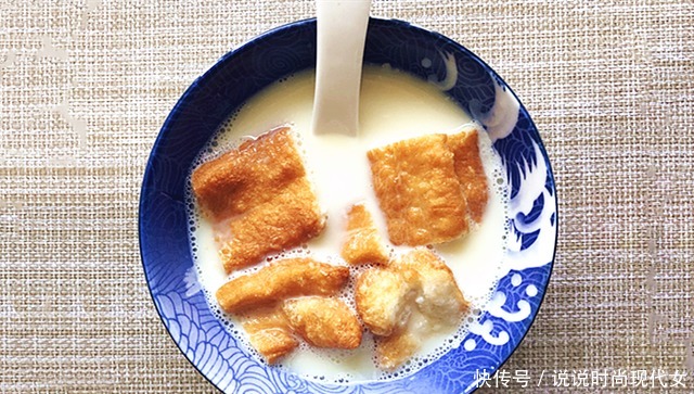 炸油条用酵母不蓬松配方和做法教给你，个个金黄酥脆好看又好吃