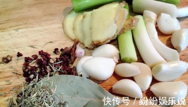 炖鸡时，有人焯水，有人直接炖，都不对，教你最正确做法，香掉牙