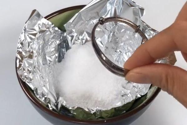 银手镯发黑,切记别再用牙膏洗,简单“泡一泡”,立马光亮如新