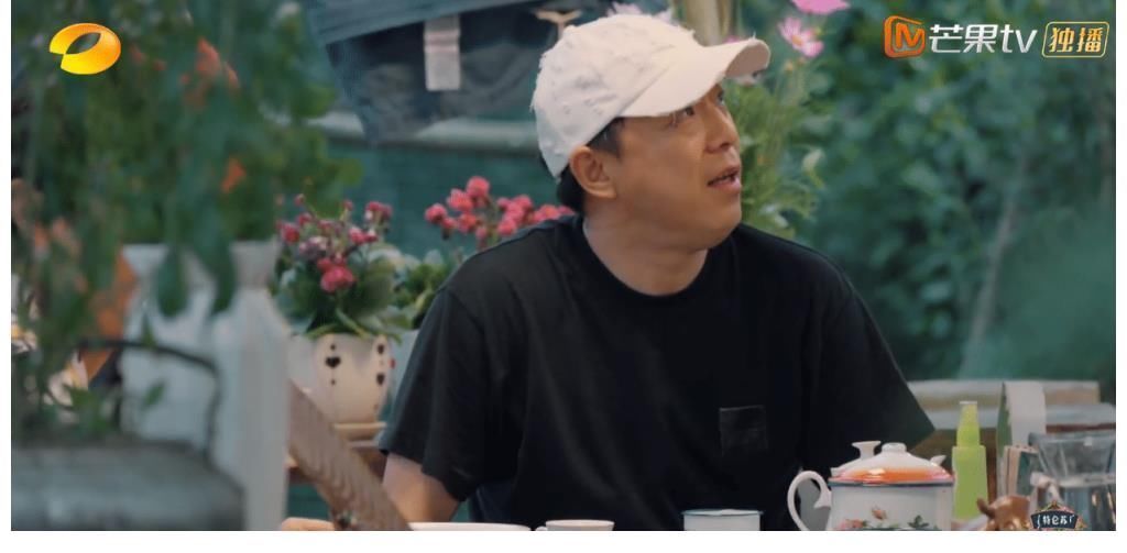 《向往5》同样是徒弟做菜咸了,黄磊对艺兴和彭彭的态度迥然不同