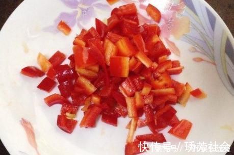 脆爽|炒莲藕一下锅就发黑?老师傅:教你1招,藕片白净不发黑,更爽脆