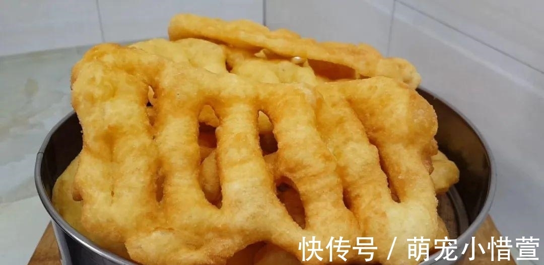 2个鸡蛋，3勺面粉，不用擀面，做出创意油炸饼，比吃油条还过瘾！