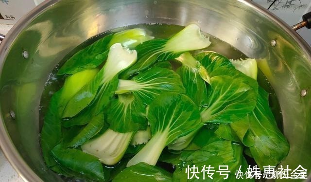 香菇|香菇和油菜是绝配,这样做好吃又好看,每次炒一盘,汤汁都不剩