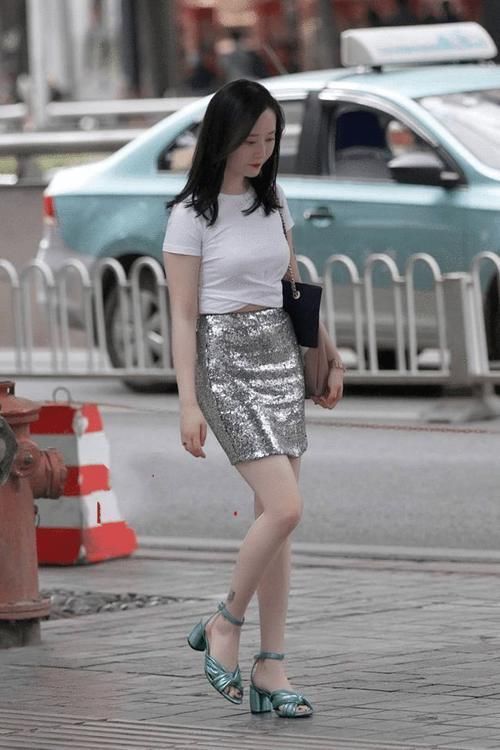 牛仔外套 穿牛仔外套搭配黑色百褶裙的小姐姐，黑色丝袜性感又迷人，好俏皮