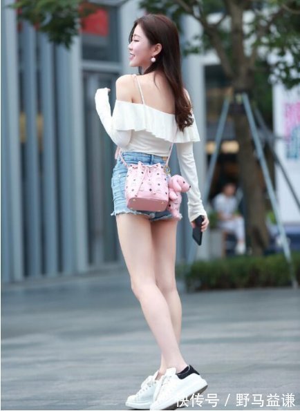 牛仔短裤|白色一字肩搭配牛仔短裤，时髦大气，可爱迷人