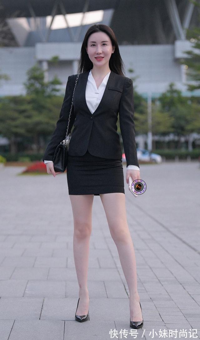 职业装 黑白配色的职业装,搭配一件尖头细高跟,更凸显出知性优雅的气质