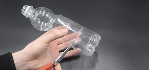 塑料瓶上穿一根绳子真厉害,这个用途懂的人还不多,早知道早受益